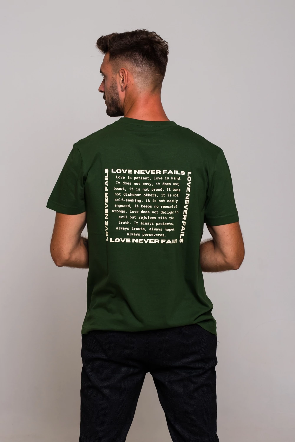 Love never fails sötét zöld póló