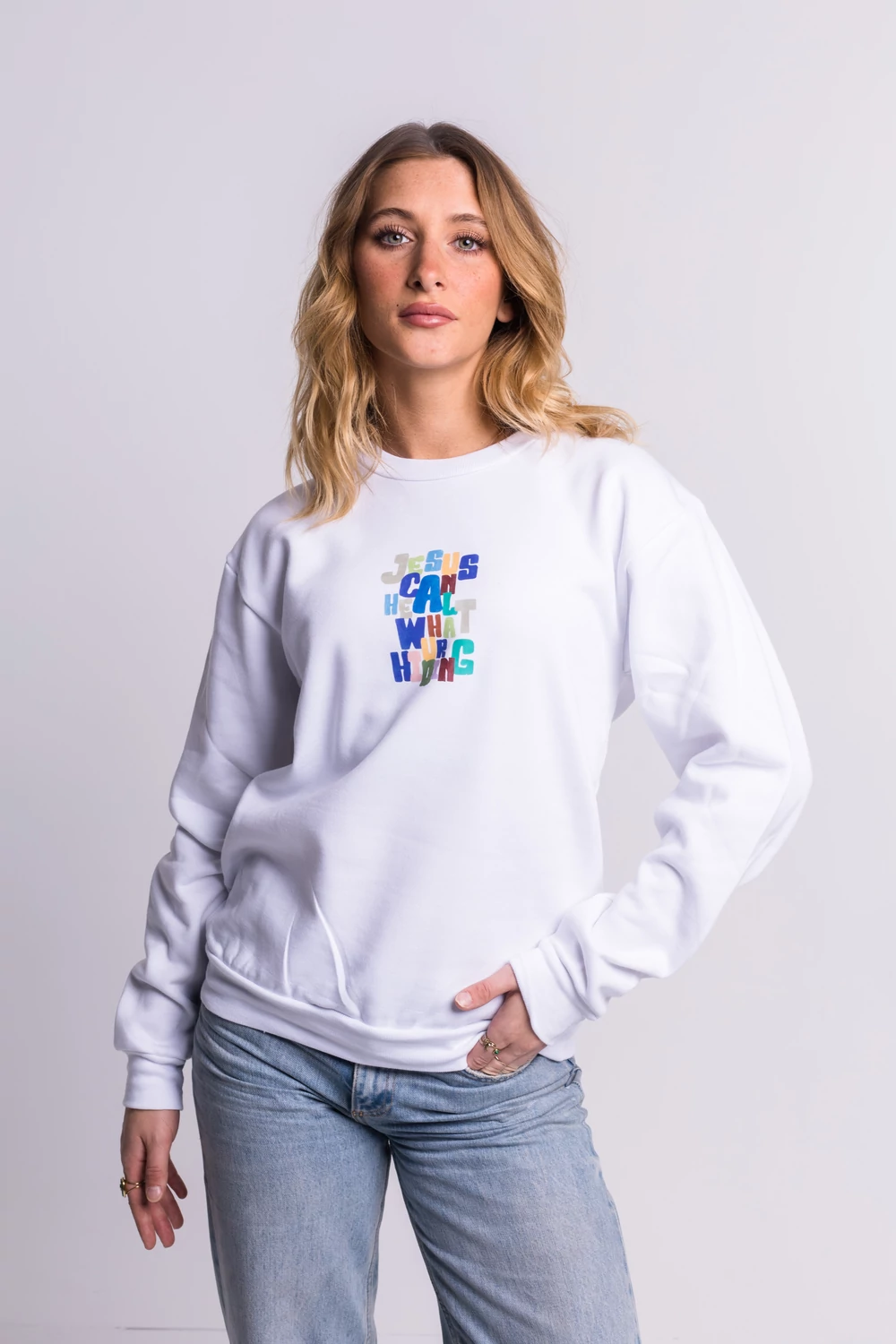 JESUS CAN HEAL WHAT YOU'RE HIDING pulóver