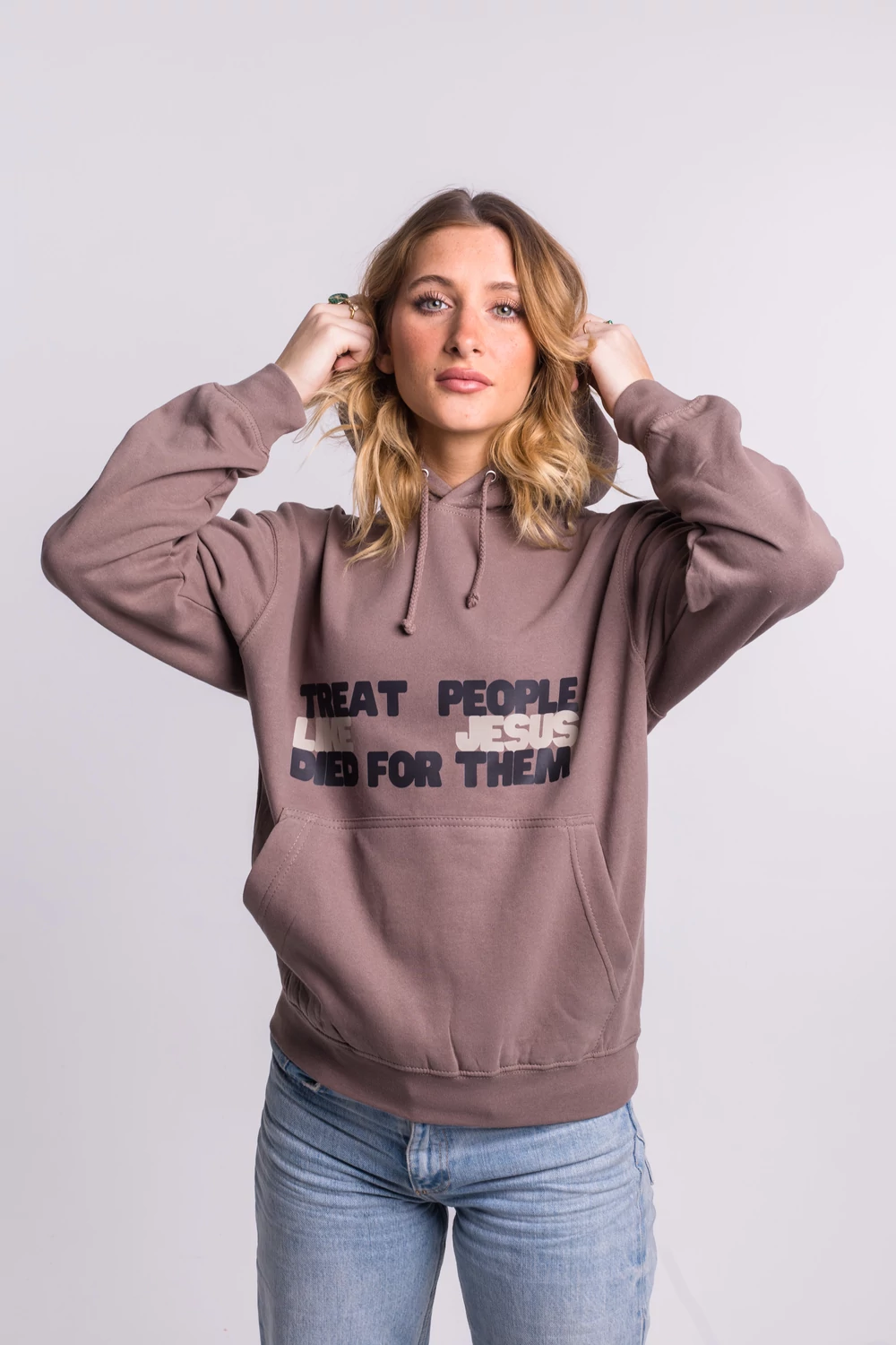 TREAT PEOPLE LIKE JESUS DIED FOR THEM pulóver