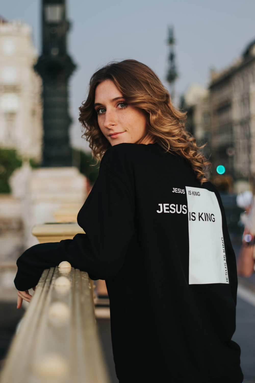 JESUS IS KING fekete pulóver